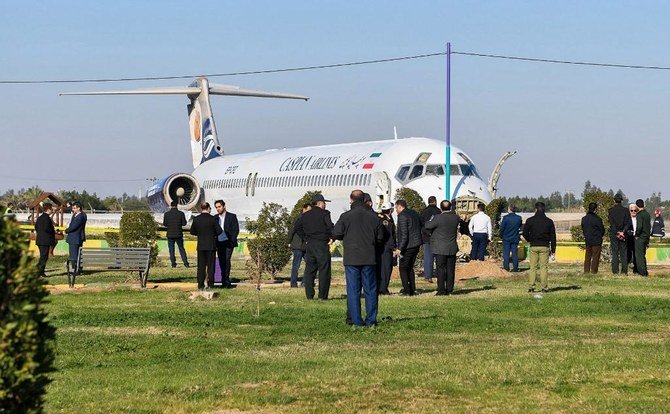 طائرة ركاب إيرانية تنزلق خارج مدرج بسبب الثولج في إيران